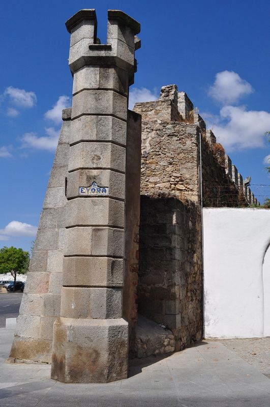 Cidade histórica murada de Évora em Portugal