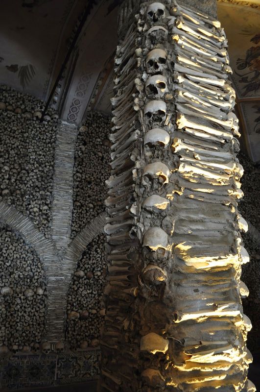 Capela dos Ossos da igreja de S. Francisco na cidade histórica de Évora em Portugal