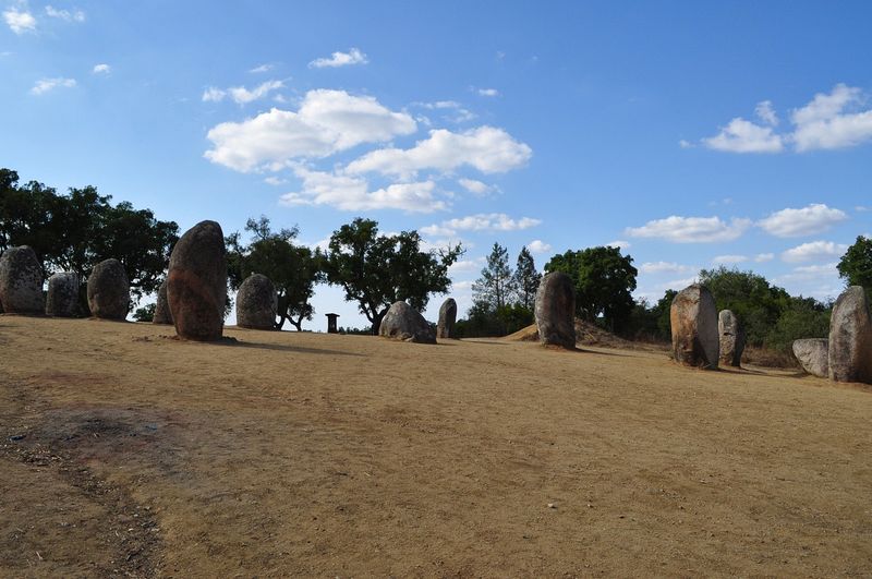 Cromeleques dos Almendres, monumento megalítico perto de Évora em Portugal