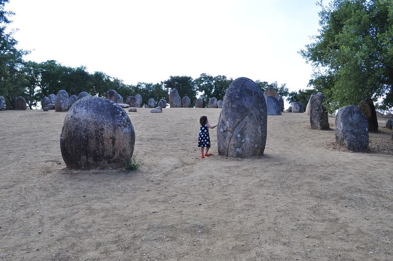 Cromeleques dos Almendres, monumento megalítico perto de Évora em Portugal