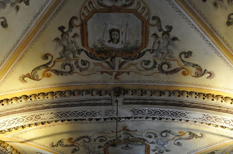 Capela dos Ossos da igreja de S. Francisco na cidade histórica de Évora em Portugal