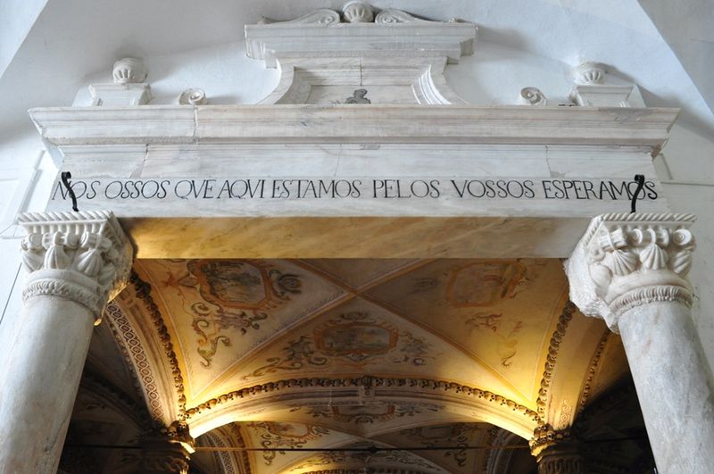 Capela dos Ossos da igreja de S. Francisco na cidade histórica de Évora em Portugal