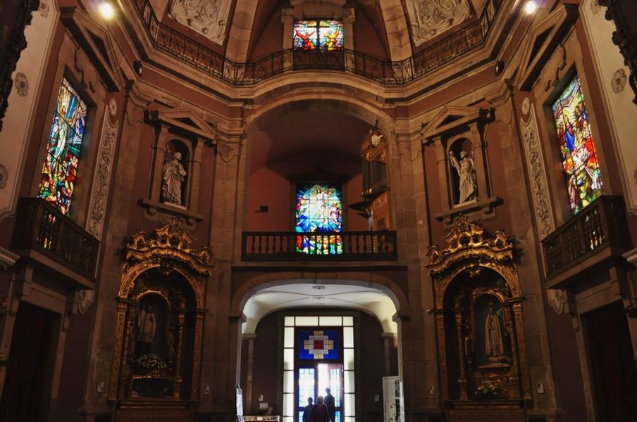 5 Igrejas com fachadas de azulejos azuis na cidade de Porto em Portugal - Igreja de Santo Idelfonso.