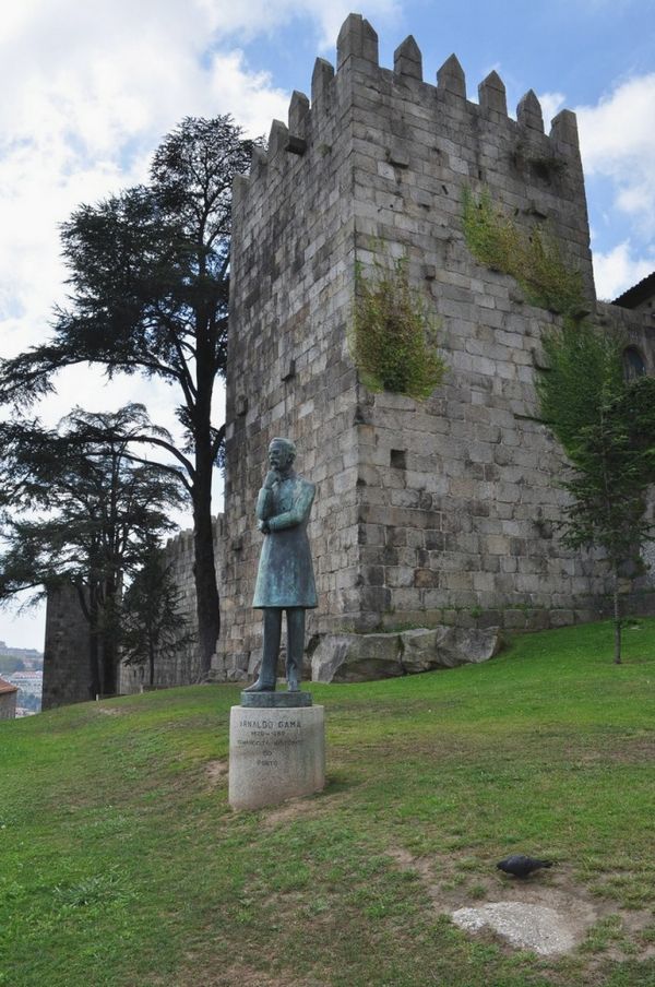 Roteiro de 2 dias com o que fazer na cidade de Porto em Portugal - Ponte D. Luis I dá para ver um pedaço dos muros antigos da cidade