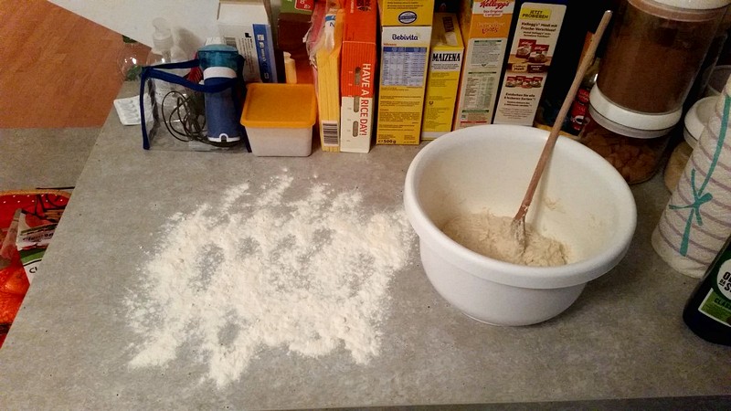 Massa de Pizza Rápida - Polvilhar com farinha a mesa de trabalho