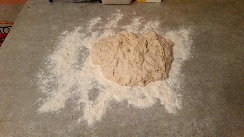 Massa de Pizza Rápida - Colocar a massa na mesa polvilhada com farinha
