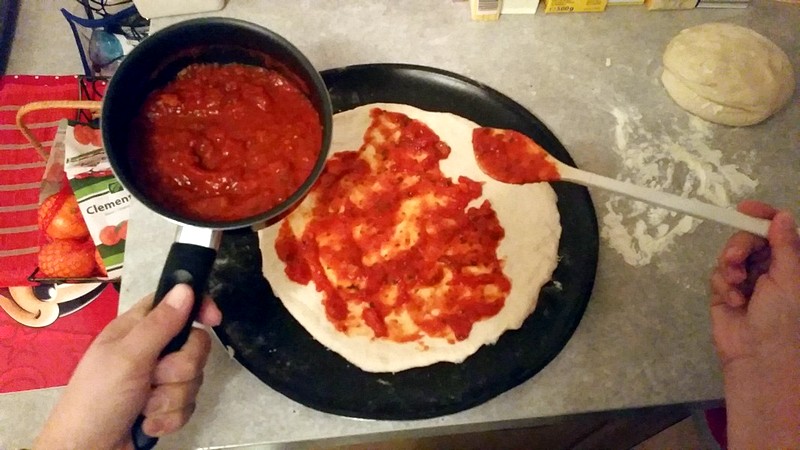 Massa de Pizza Rápida - Colocar o molho de tomate como base