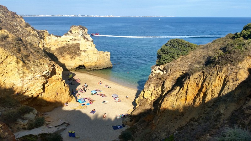 Praias mais bonitas da Região de Algarve em Portugal - Praia do Pinhão em Lagos