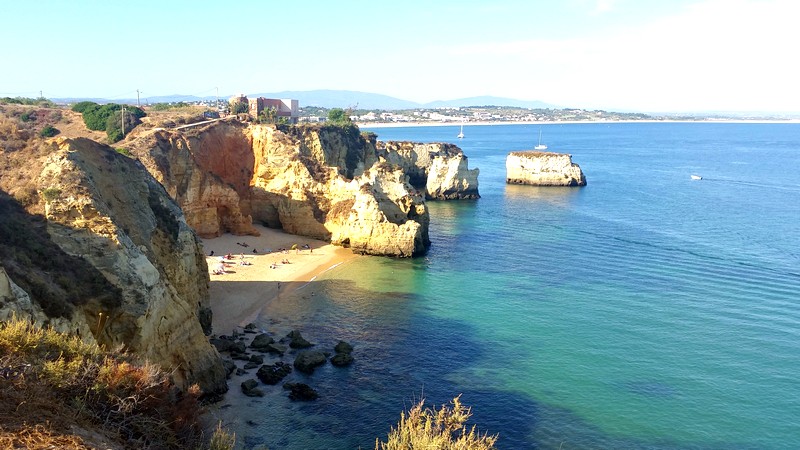 Praias mais bonitas da Região de Algarve em Portugal - Praia do Pinhão em Lagos