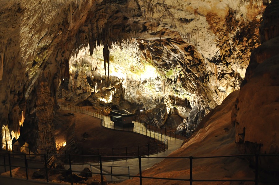 Por que viajar para a Eslovênia - Caverna de Postojna