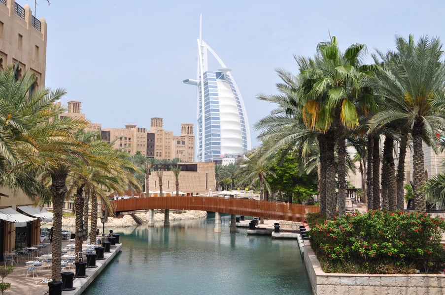 Hotel em Dubai - Vista do Burj Al Arab a partir do Souk Madinat no bairro de Jumeirah Beach e Downtown Dubai