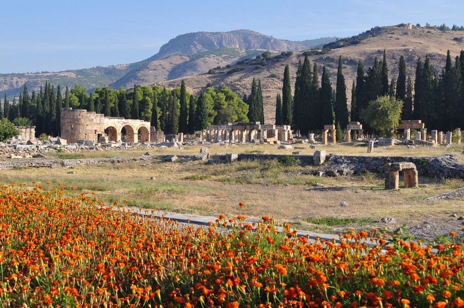 Pamukkale-Hierápolis e Éfeso na Turquia - Hierápolis no caminho para Pamukkale