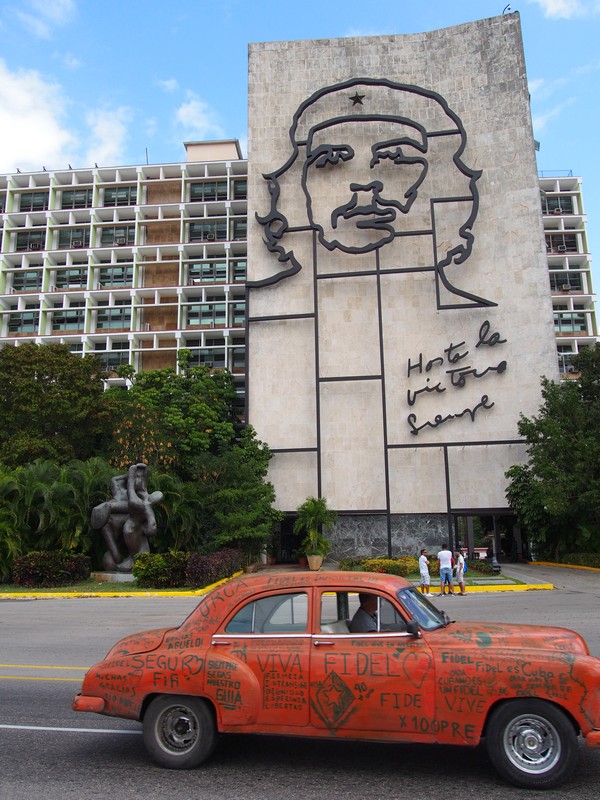 Roteiro de Viagem em Havana, Cuba, na famosa ilha de Che e Fidel - Praça da Revolución, onde se encontram as esculturas de Che e de Camilo Cienfuegos