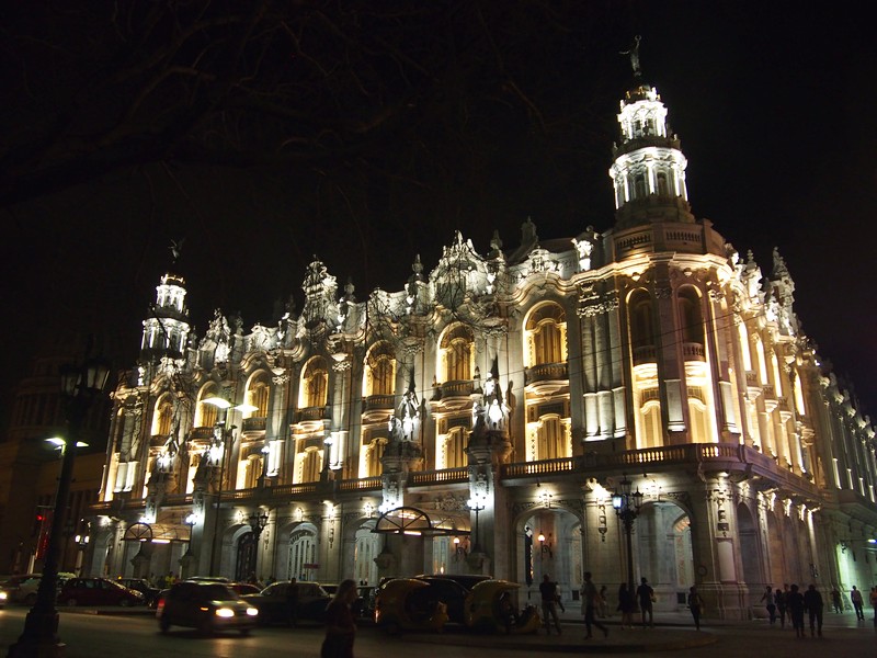 Roteiro de Viagem em Havana, Cuba, na famosa ilha de Che e Fidel - Grande Teatro Havana à noite
