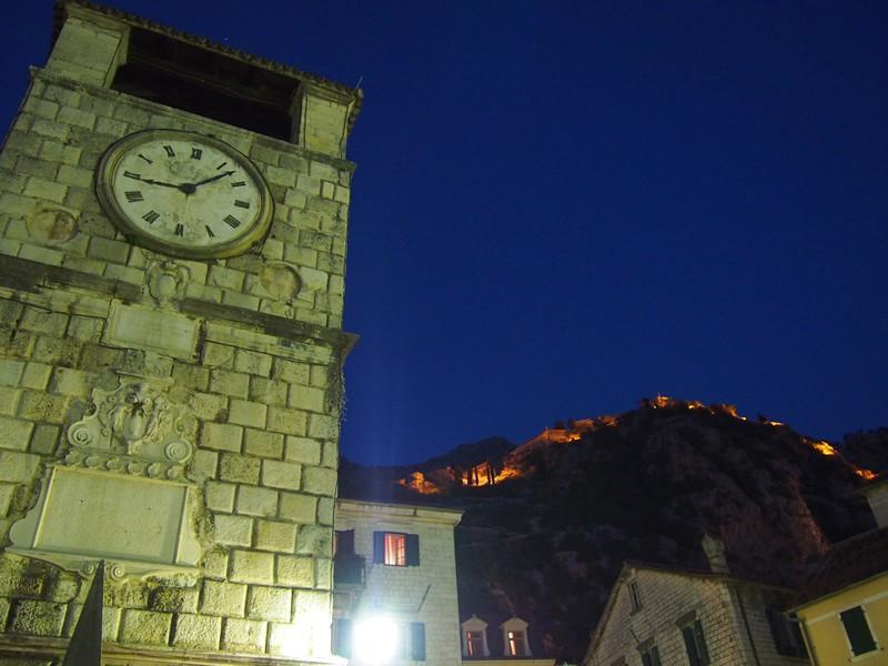 Kotor Montenegro - Torre do relógio e a muralha iluminada a noite