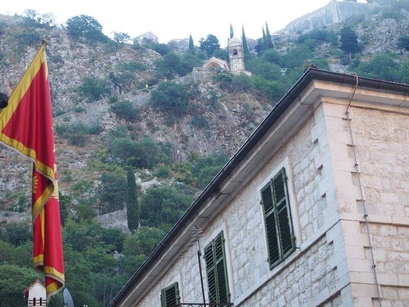 Kotor Montenegro - Muralhas antigas e a igreja da Nossa Senhora da Saúde