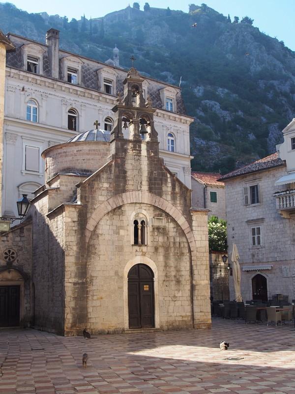 Kotor Montenegro - Igrejas da cidade e a muralha quase invisivel ao fundo