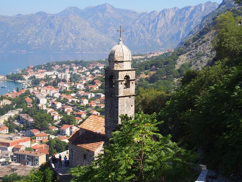 Kotor Montenegro - Caminhando pela muralha antiga de Kotor e a igreja da Nossa Senhora da Saúde