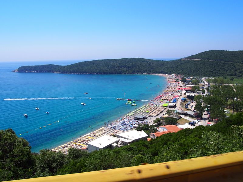 Budva Montenegro - Vista da Jaz Beach a partir da rodovia