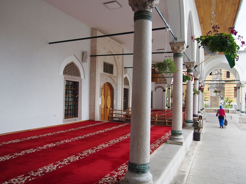 Sarajevo Bosnia e Herzegovina - Mesquita Careva Džamija do outro lado do rio Miljacka