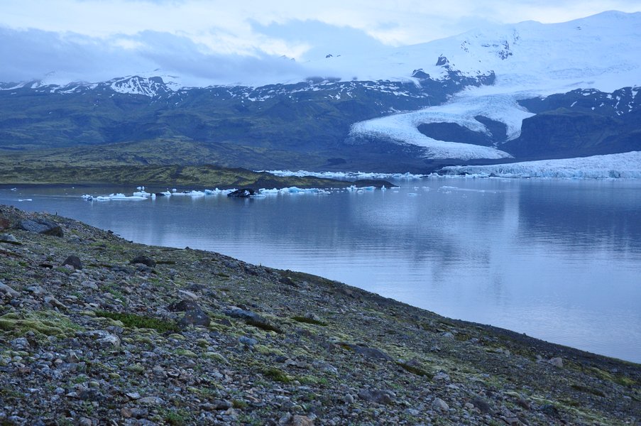 viagem islandia fjallsárlónva - pequena lagoa de icebergs parte do glacial Vatnajökull