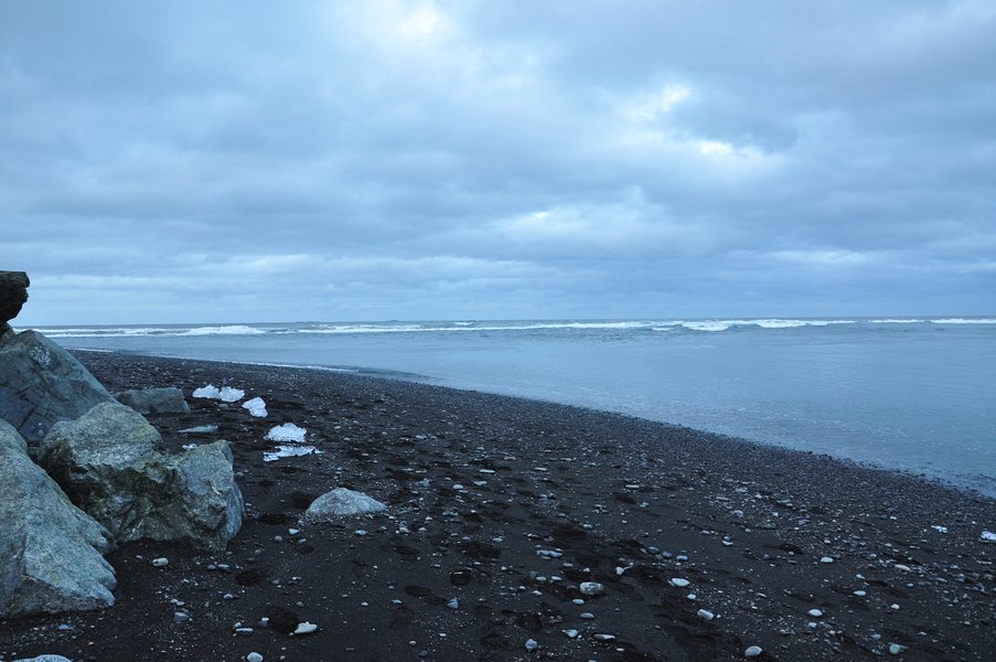 viagem islandia jökulsárlón - praia da saída para o mar da lagoa e da geleira Breiðamerkurjökull