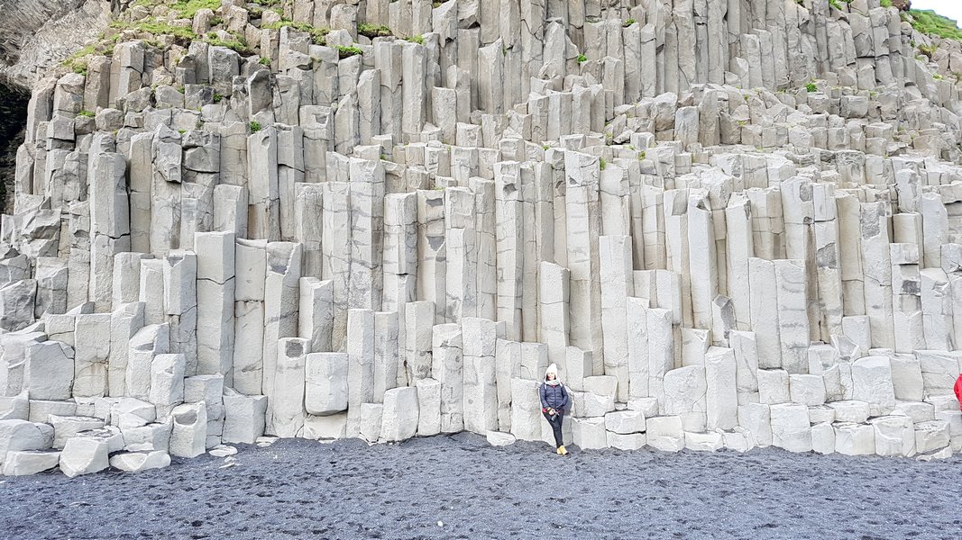 viagem islandia reynisfjara - parede escada de basalto