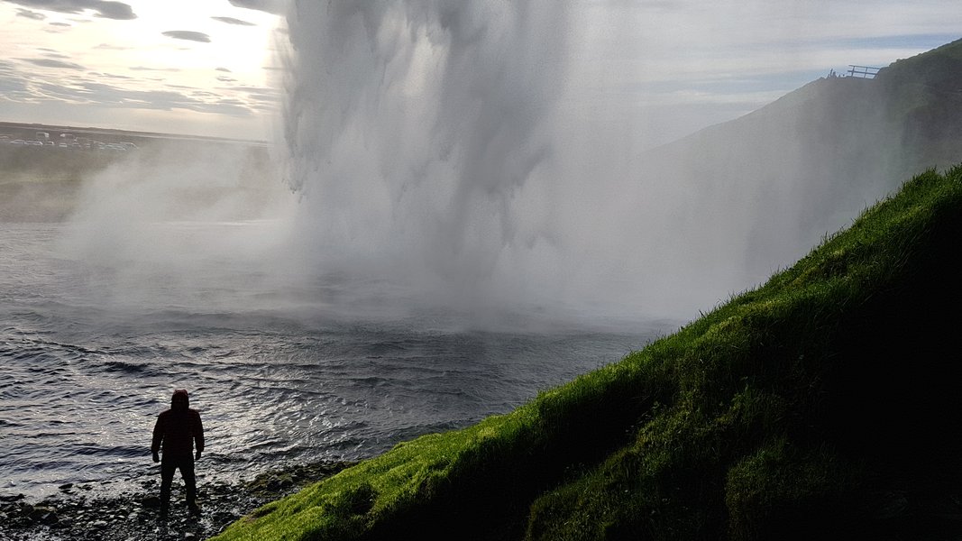 viagem islandia seljalandsfoss - vista de tras da cachoeira