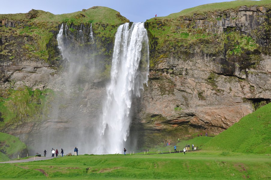 viagem islandia seljalandsfoss - um parque com várias cachoeiras