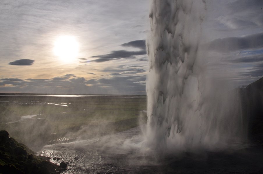viagem islandia seljalandsfoss - vista de tras da cachoeira e o por do sol