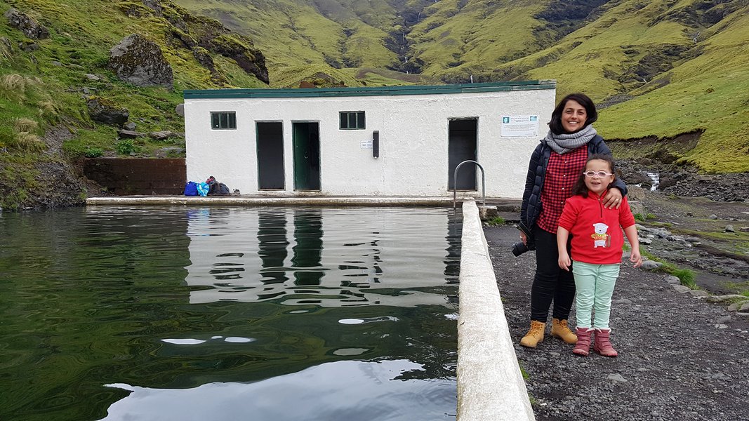 viagem islandia seljavallalaug - piscina aberta no meio das montanhas da islandia