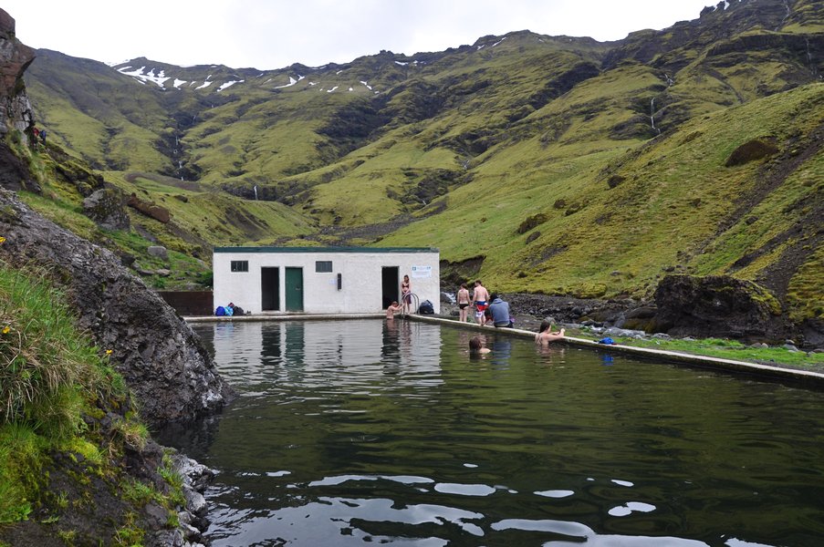 viagem islandia seljavallalaug - piscina aberta no meio das montanhas da islandia