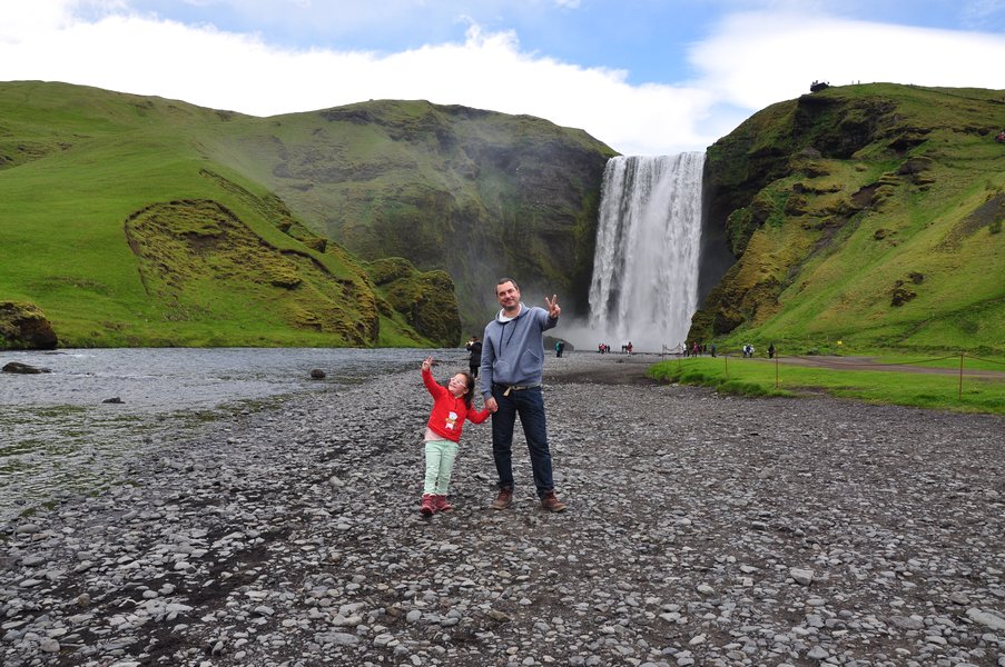 viagem islandia skógafoss - perto da cachoeira