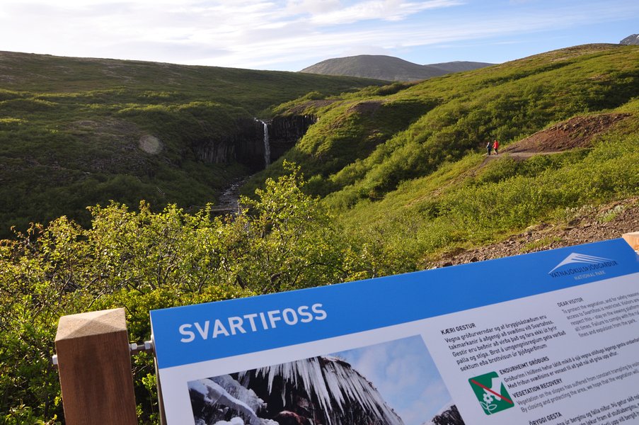 viagem islandia svartifoss - trilha para a cachoeira