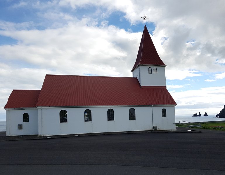 viagem islandia vík í mýrdal - igreja Víkurkirkja do teto vermelho