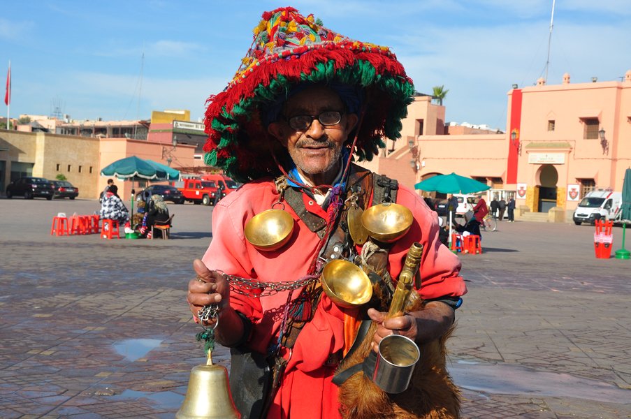 Dicas Viagem Marrakech em Marrocos - Vendedores e artistas marroquinos na Praça Jemaa el Fna em Marraquexe e outros locais