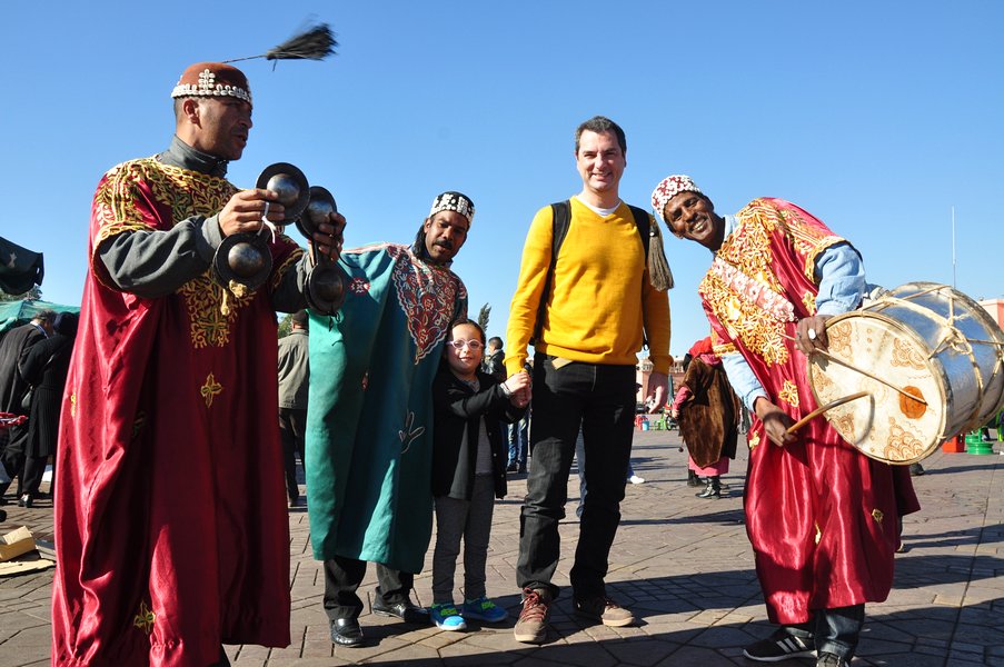 Dicas Viagem Marrakech em Marrocos - Vendedores e artistas marroquinos na Praça Jemaa el Fna em Marraquexe e outros locais