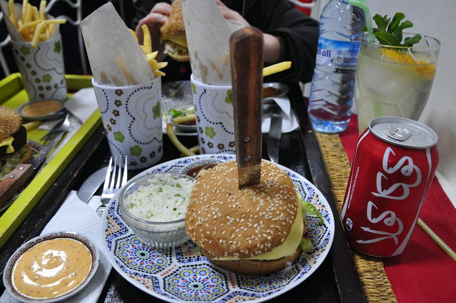 Dicas Viagem Marrakech em Marrocos - Melhor hamburger no restaurante Roti D’or