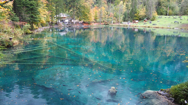 Lago Blausee Suíça - Estátua submersa