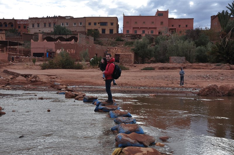 Viagem Ait-Ben-Haddou Ouarzazate Marrocos - Atravessando o rio Ounila