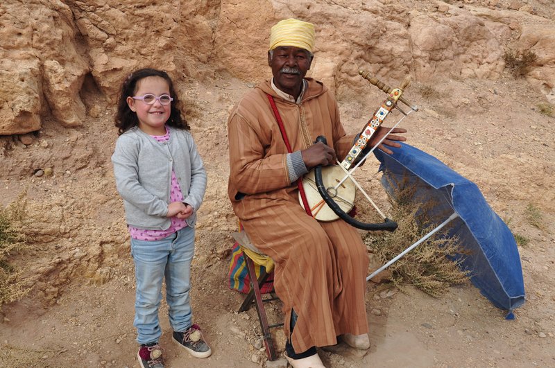 Viagem Ait-Ben-Haddou Ouarzazate Marrocos - Artista na citadela do ksar e fortaleza