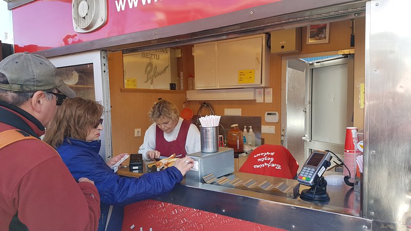 Viagem Reykjavik Islandia - Comendo um Hot Dog do Bæjarins Beztu Pylsur