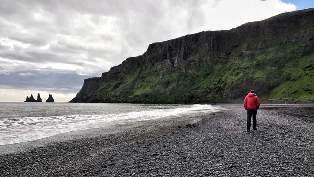 As praias de areia preta da Islândia, incluindo Reynisfjara e Vík