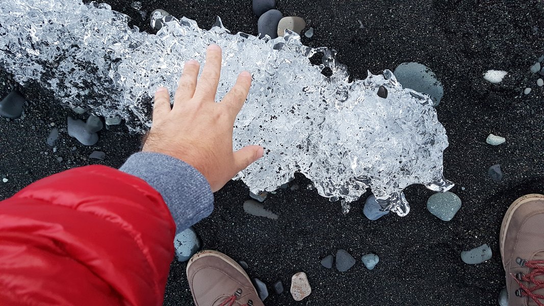 Praia de Diamantes próxima da Lagoa Glacial Jökulsárlón da Islândia