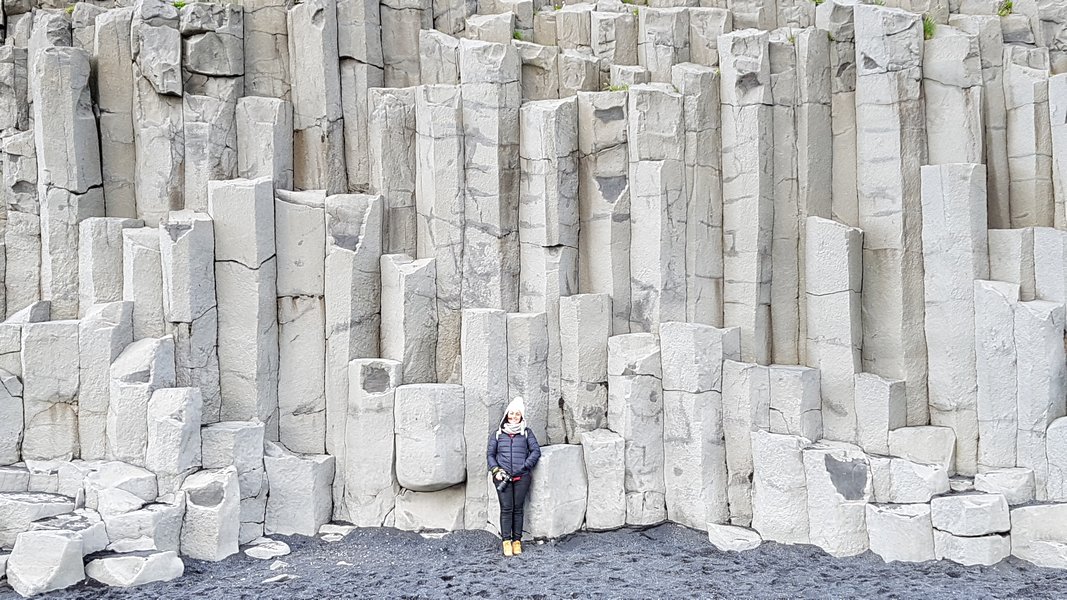 Formações de basalto Reynisdrangar, os anões da Praia de Reynisfjara em Vík í Mýrdal