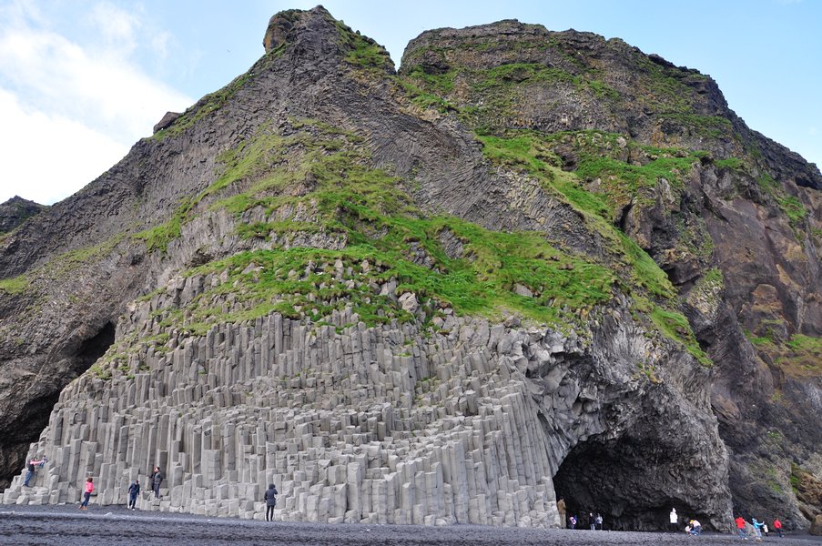 Colunas de basalto Reynisdrangar na Praia de Reynisfjara em Vík í Mýrdal