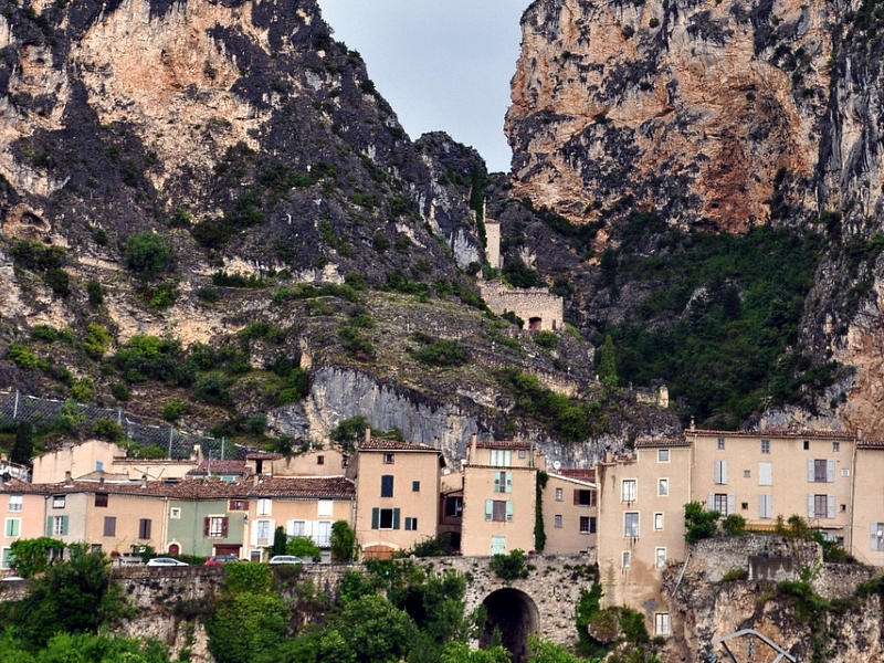 As Mais Belas Vilas da França - Moustiers-Saint-Mari uma das Les Plus Beaux Villages de France em Provença, França