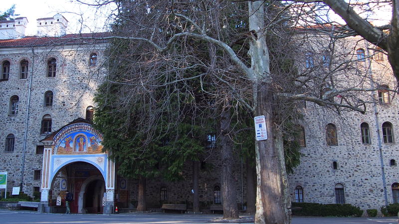 Monastério de Rila na Bulgária - Estacionamento e portão de entrada