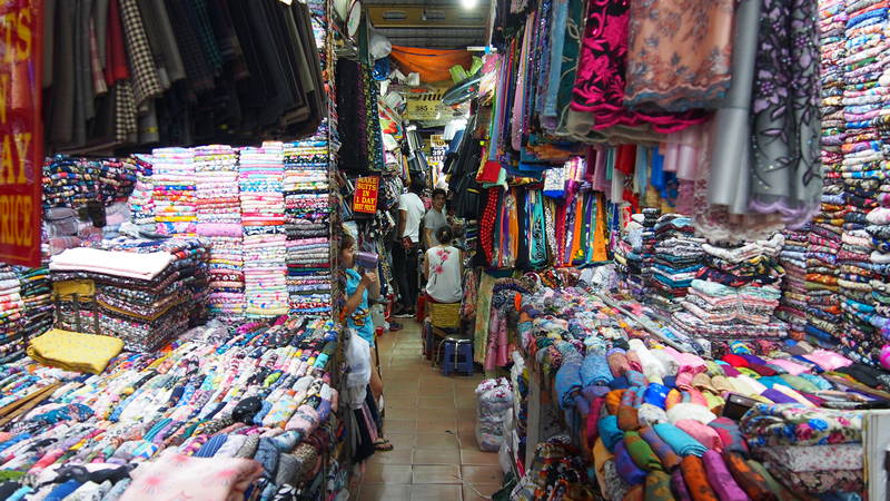Cidade de Ho Chi Minh em Vietnã - Fazendo compras