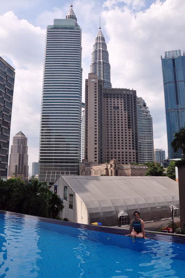 Kuala Lumpur Malasia - Vista das Petronas Twin towers a partir da piscina do hotel